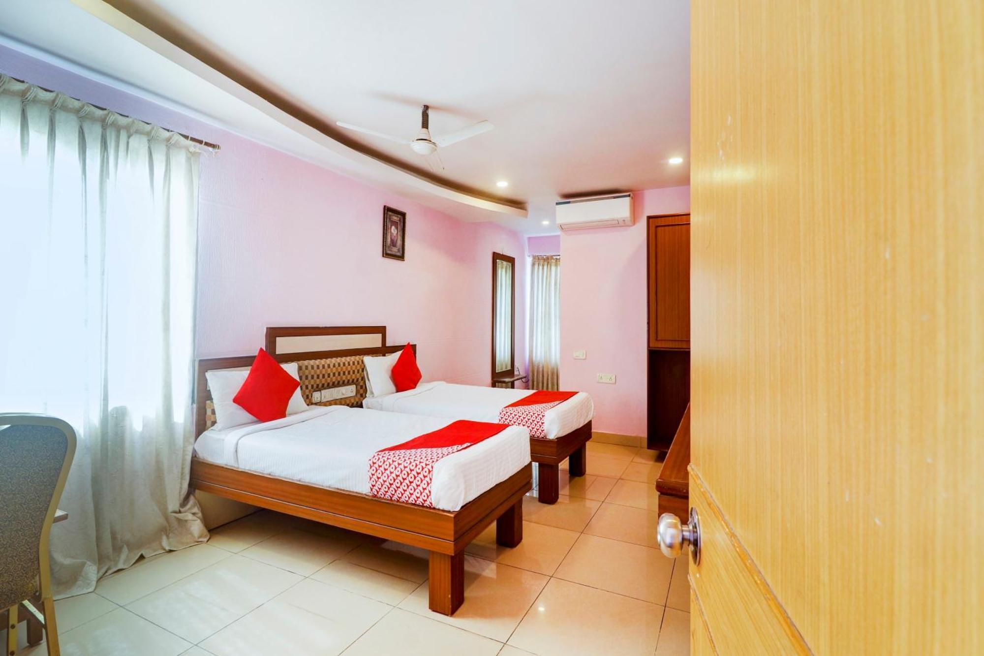 Super Collection O 77115 Vaishnavi Palace Haiderabad Buitenkant foto