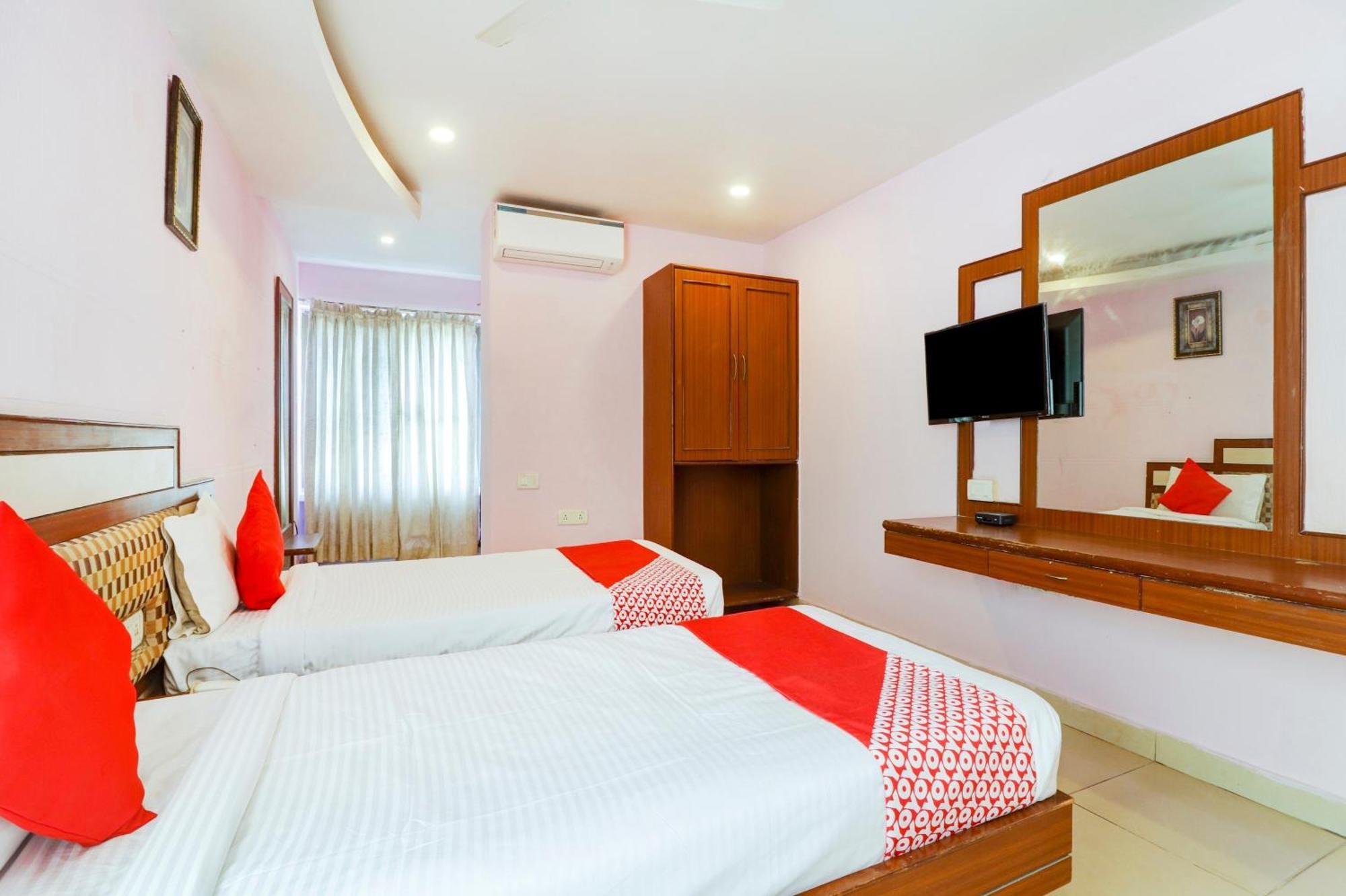 Super Collection O 77115 Vaishnavi Palace Haiderabad Buitenkant foto