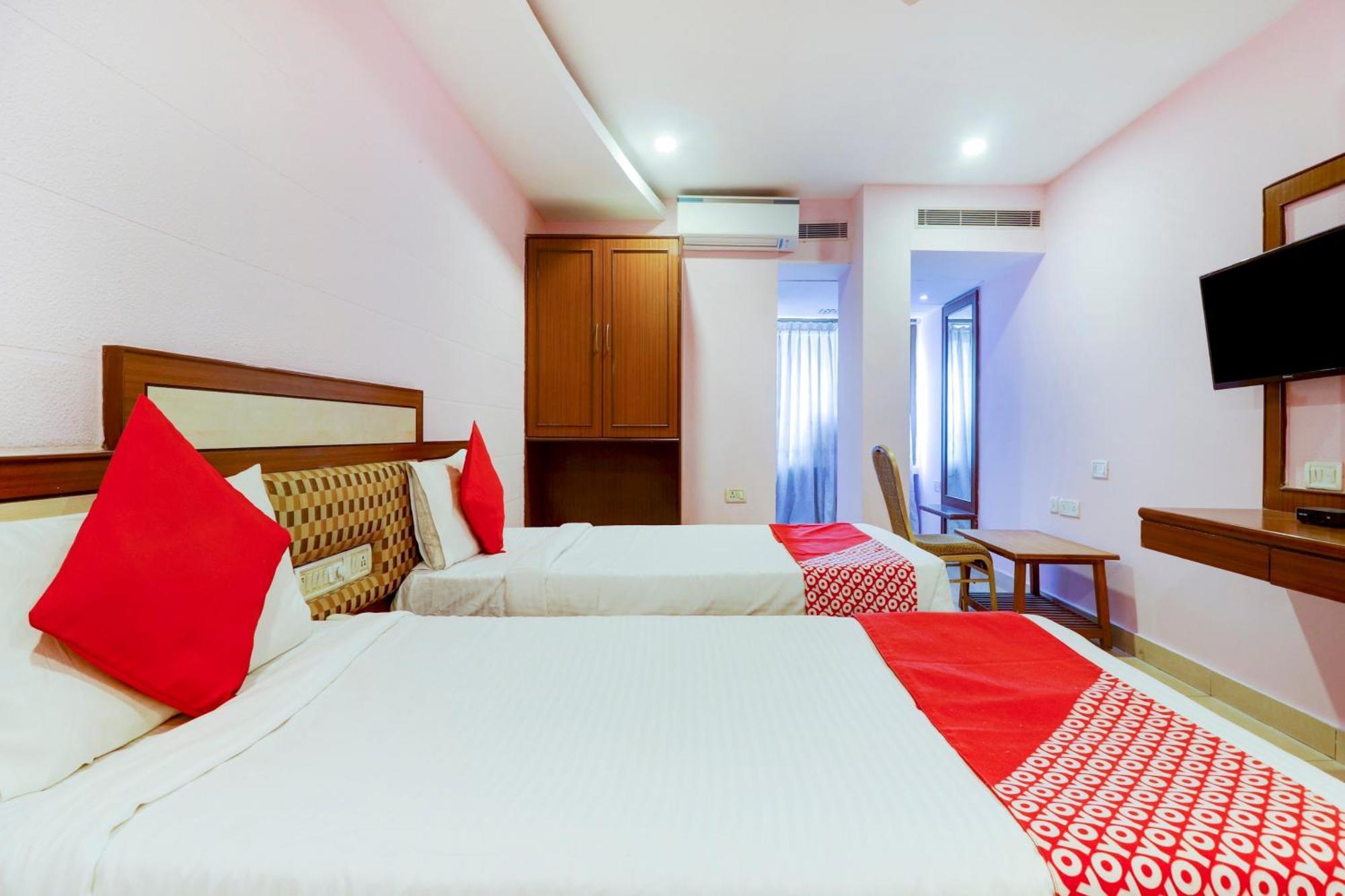 Super Collection O 77115 Vaishnavi Palace Haiderabad Buitenkant foto