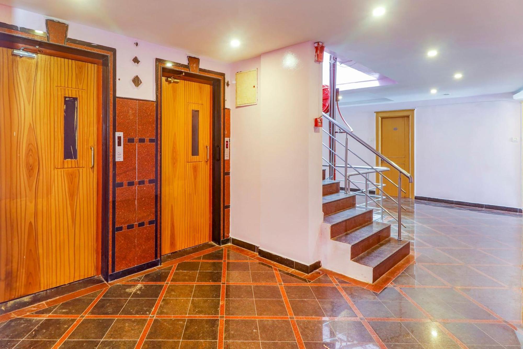 Super Collection O 77115 Vaishnavi Palace Haiderabad Buitenkant foto