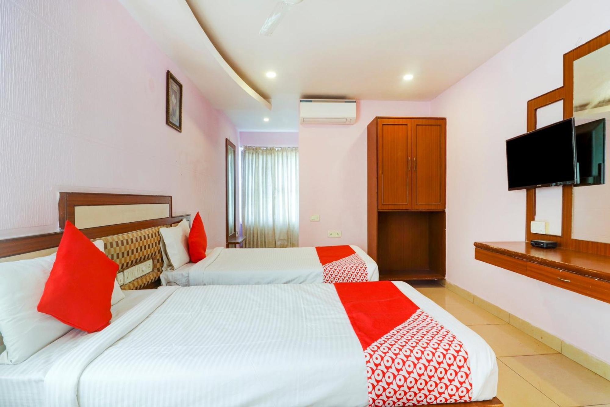 Super Collection O 77115 Vaishnavi Palace Haiderabad Buitenkant foto